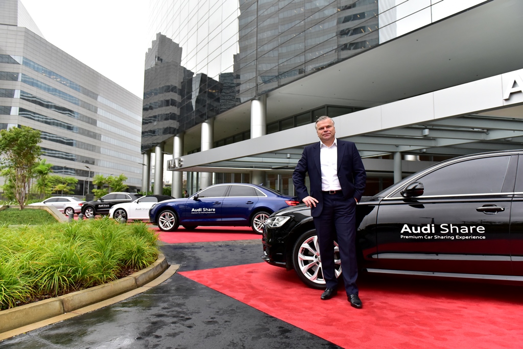 Jörg Hofmann, presidente da Audi, e os cinco carros que serão compartilhados: largada para a estratégia global 2025. 